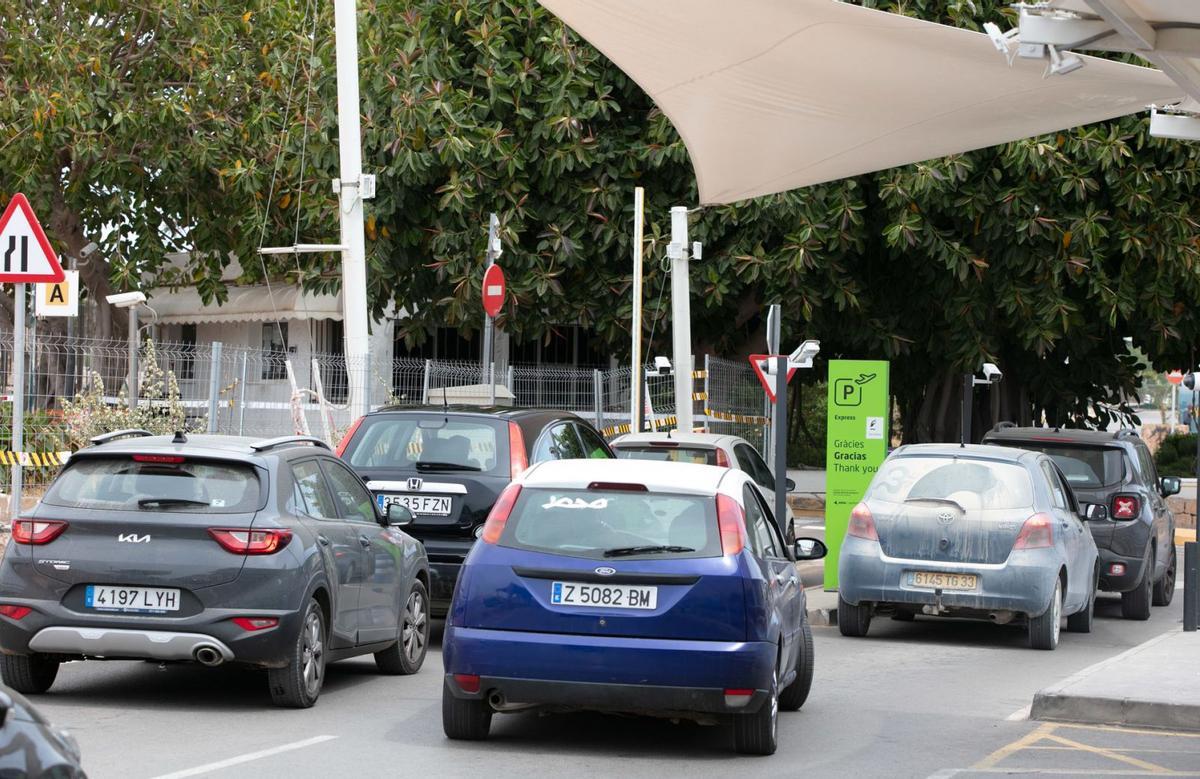 AENA alerta del «incremento del colapso» del aeropuerto de Ibiza por la ley que limita coches