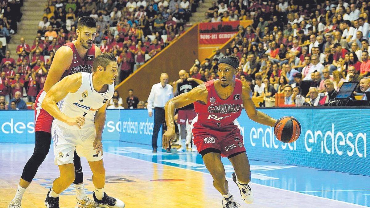 Kameron Taylor durant l’estrena del Bàsquet Girona a l’ACB en el partit a Fontajau contra el Reial Madrid.