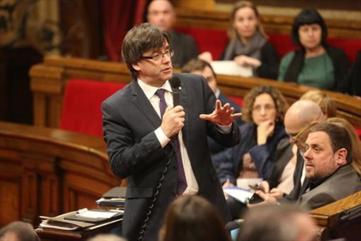 Explicaciones 8 Carles Puigdemont responde a la oposición, ayer en el Parlament de Catalunya.