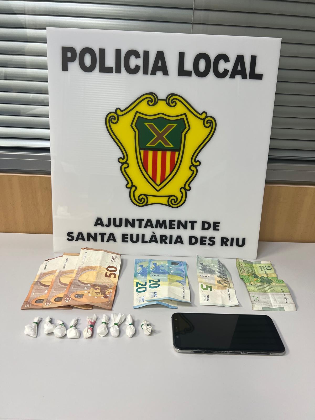 Imagen de la Policía Local en la que se muestran los envoltorios, el teléfono móvil y el dinero intervenidos