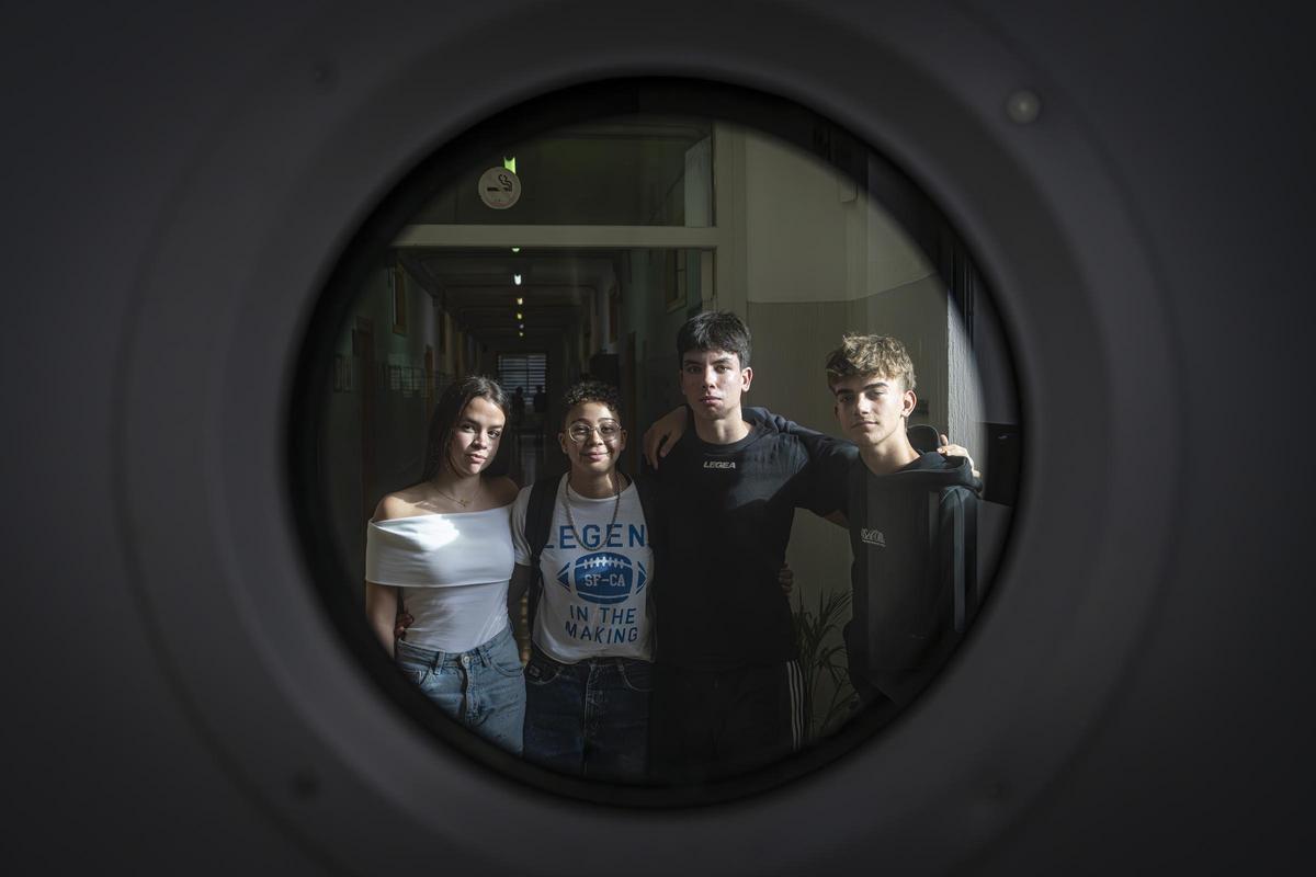 Cuatro estudiantes de primero de Bachillerato en un instituto público de Barcelona.