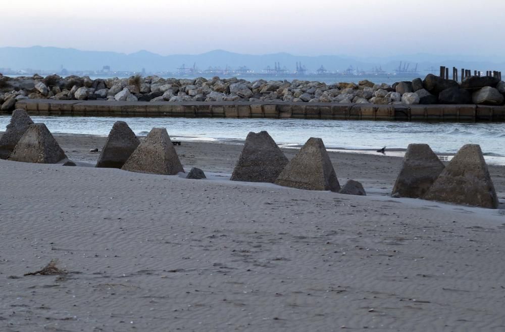 Las pirámides desenterradas por los temporales en la playa de El Perellonet.