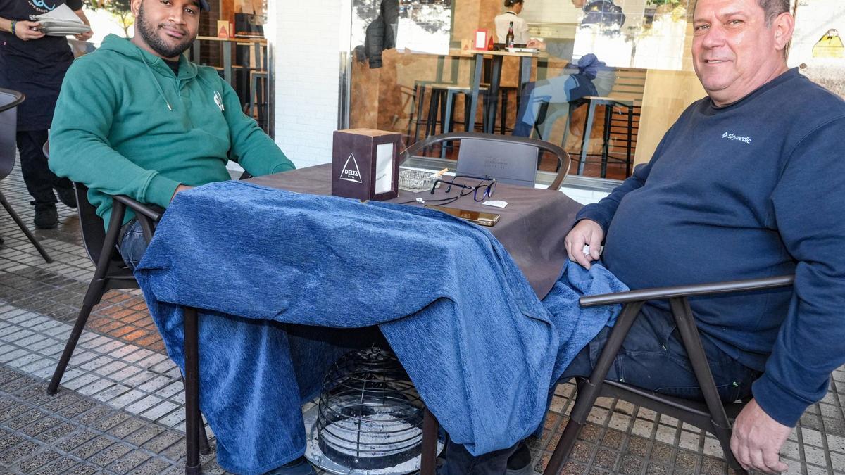 Dos clientes esperan el almuerzo en el restaurante Quotidiano.