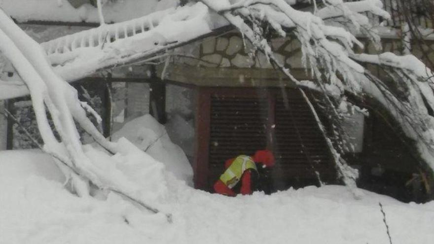 Pocas esperanzas de encontrar supervivivientes en en el hotel sepultado por un alud en Italia