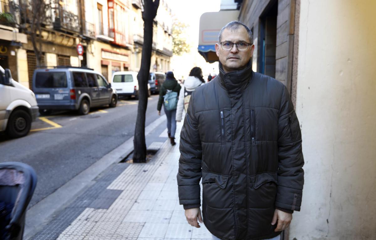 Efrén Mendoza vive en el corazón de la zona de bajas emisiones.