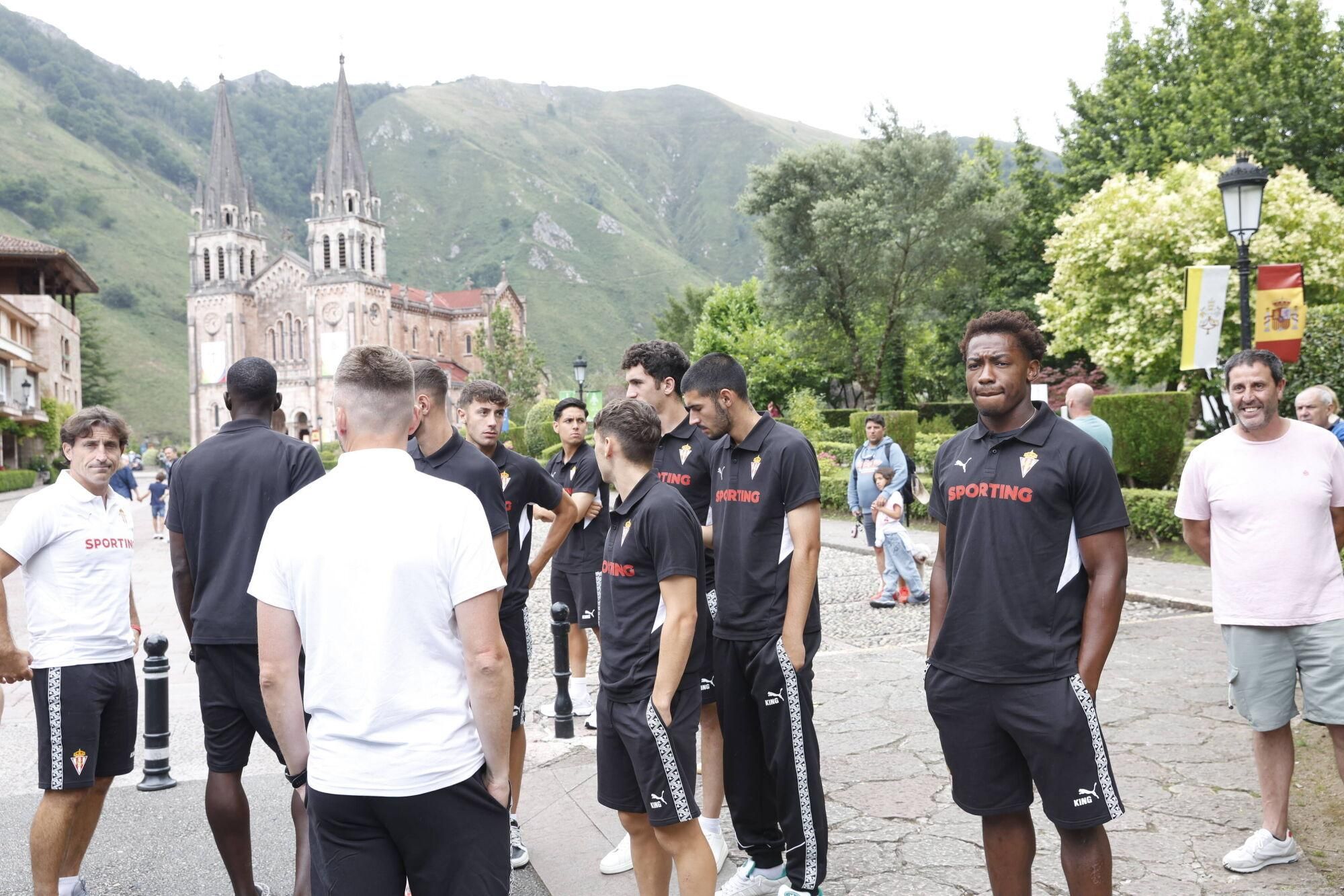 EN IMÁGENES: Visita del Sporting a La Santina en Covadonga