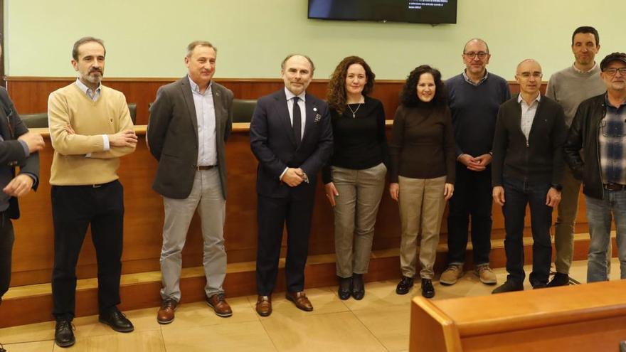 Por la izquierda, Rubén González (director de la Escuela de Marina Civil), Fernando Alonso (decano de la Facultad de Enfermería de Gijón), Luis Alberto Pando (secretario académico de Geología), José Carlos Núñez (investigador del proyecto y decano de la Facultad de Psicología), Ignacio Villaverde (rector), Ana B. Bernardo (investigadora del proyecto), Susana Fernández (decana de la Facultad de Química), Francisco Martín Miguel (decano de la Facultad de Filosofía y Letras), el profesor José Javier Borge, Fernando Álvarez (director de la Escuela de Ingeniería Informática de Oviedo), José Manuel Noriega (decano de la Facultad de Ciencias) y Celestino Rodríguez (decano de la Facultad de Formación del Profesorado y Educación), ayer.