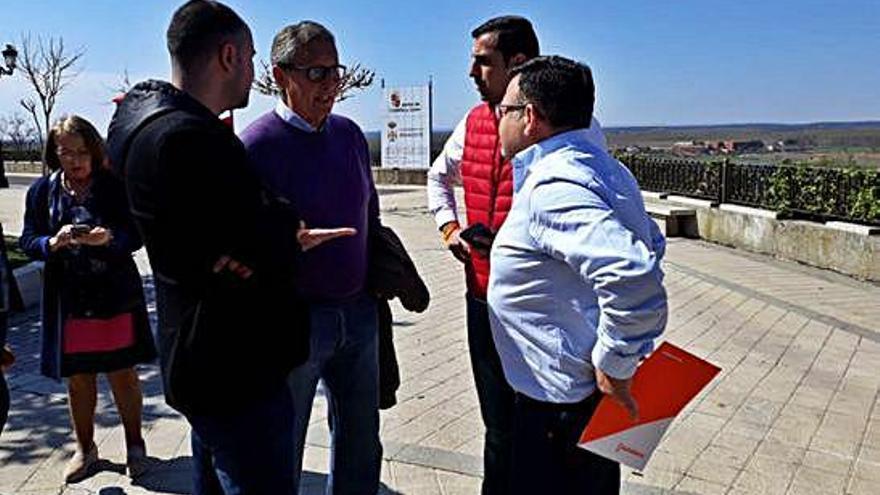 Jesús Saldaña conversa con el candidato al Congreso por Ciudadanos.