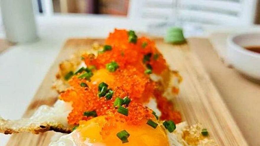 Nigiri de huevo de codorniz con huevas de pez volador