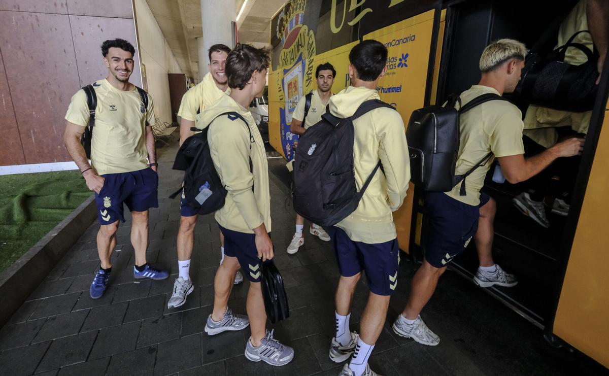 Aficionados reciben a la UD Las Palmas en el aeropuerto tras sellar el playoff