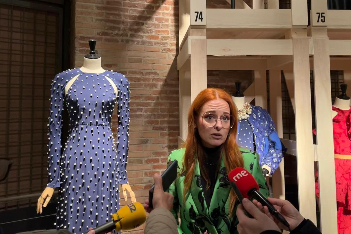 Ana Locking junto al vestido que diseñó para la reina Letizia