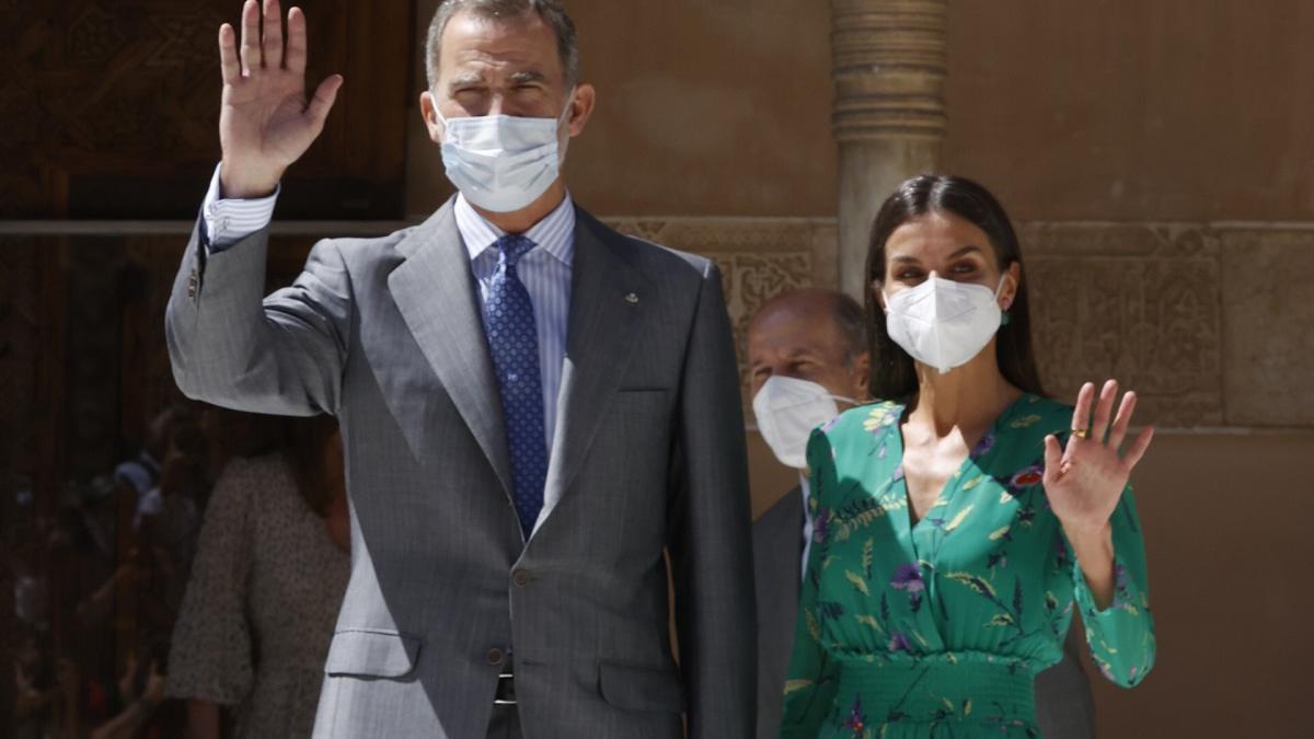 El rey Felipe VI y la reina Letizia, vestida de Maje, viajan a Granada para inaugurar una exposición de arte