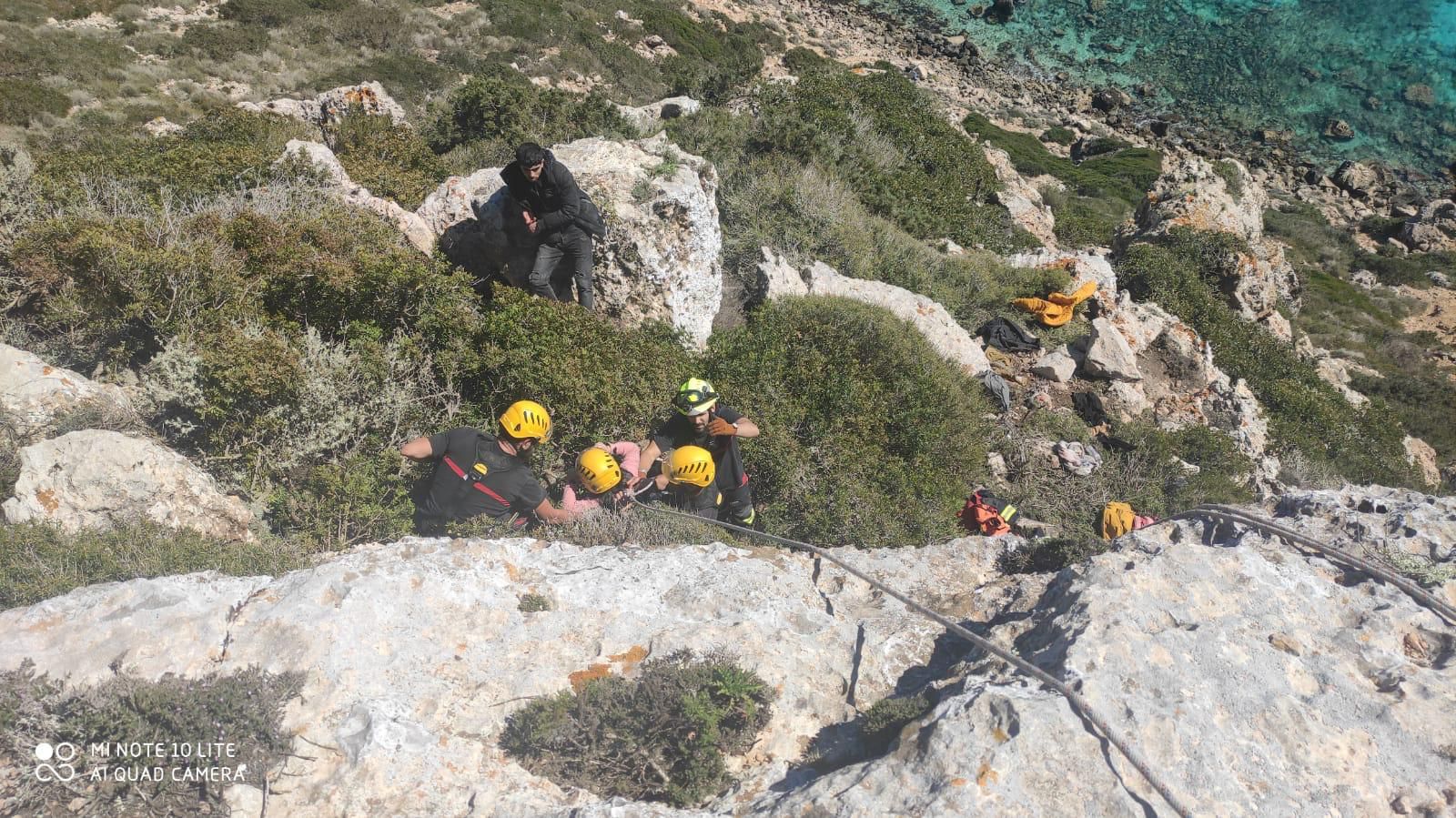 Así ha sido el rescate de diez migrantes en un acantilado en Formentera