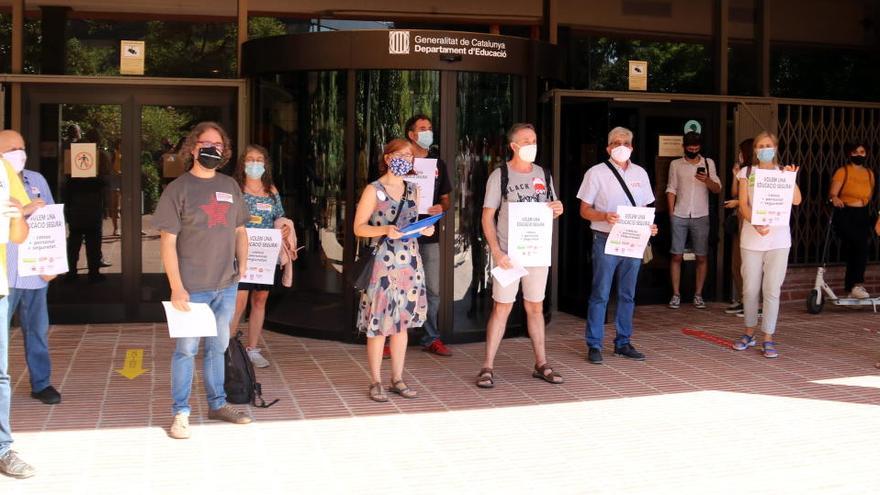 Diversos delegats sindicals davant del Departament d&#039;Educació per demanar més mesures contra la covid a les escoles