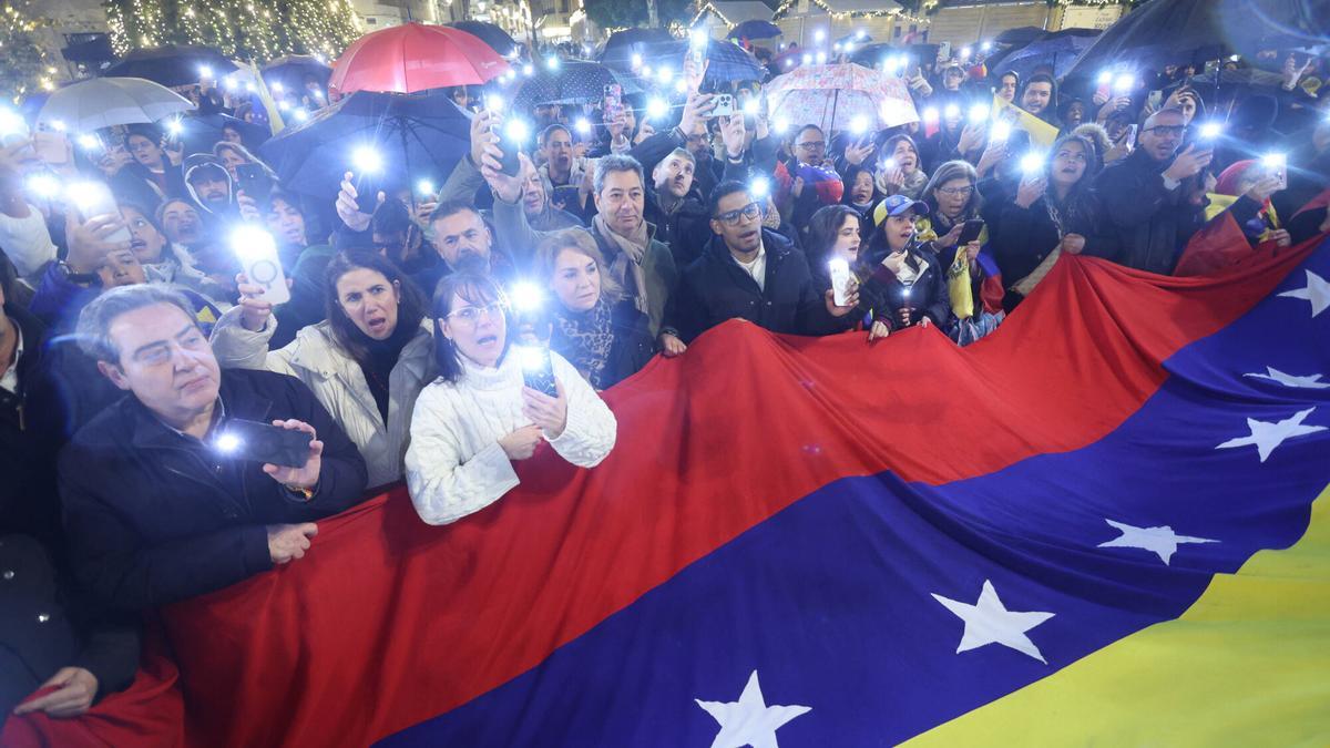 Dirigentes del PPCV y Vox se manifiestan en la plaza de la Virgen por Venezuela.