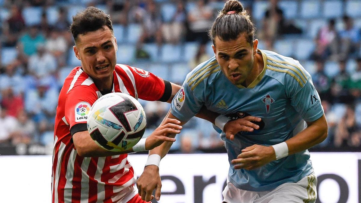 Arnau y Miguel Rodríguez persiguen un balón dividido en Balaídos.