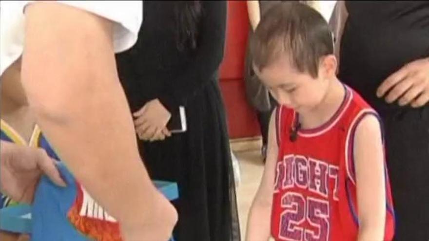 Un niño que sufre un tumor cumple su sueño de jugar con Yao Ming