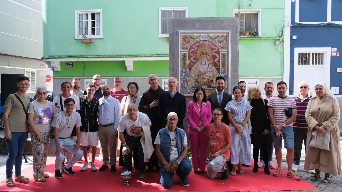 Azulejo conmemorativo de la coronación canónica de la Virgen del Carmen