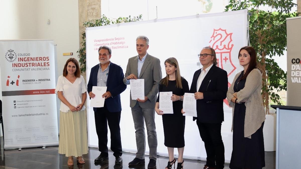 Nuria Matarredona, José Luis García Porcar, Héctor Illueca, Nieves Romero, Luis Sendra y Laura Soto, tras la firma.