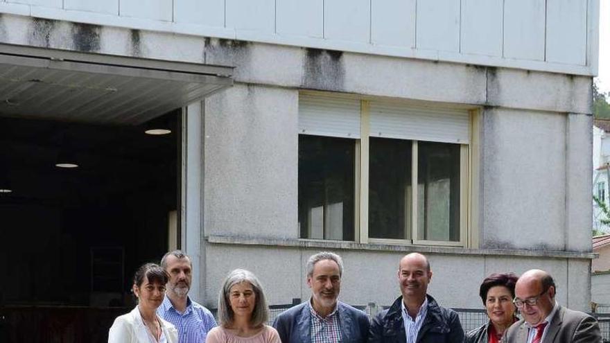 La visita de responsables de la Xunta y del Concello al instituto de Bueu a principios de verano. // Gonzalo Núñez