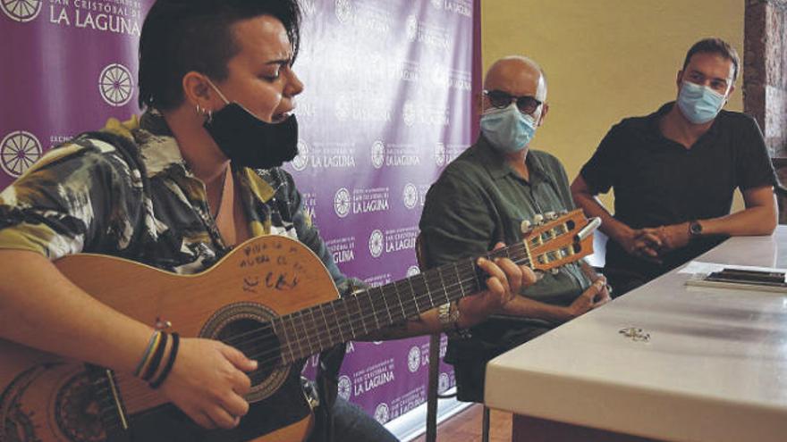 Alberto Cañete (c), acompañado por Etel Santos y César Yanes.