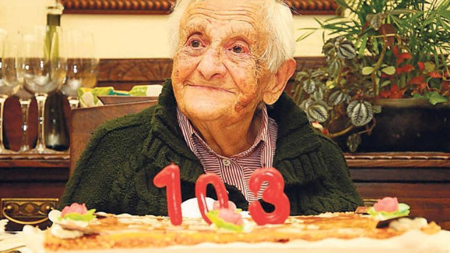 Mercedes Nogueiras, con las velas que apagó el pasado 8 de diciembre, cuando cumplió 103 años.  // Gonzalo Núñez
