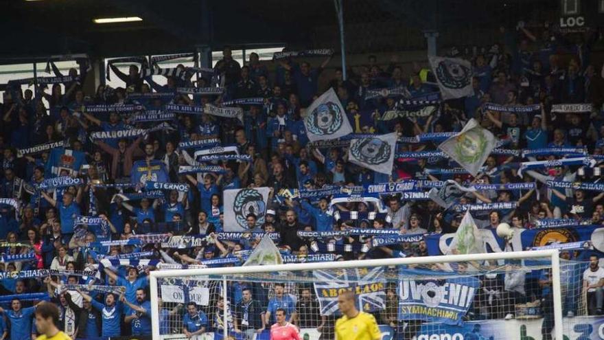 La afición del Oviedo durante el partido ante la Ponferradina.