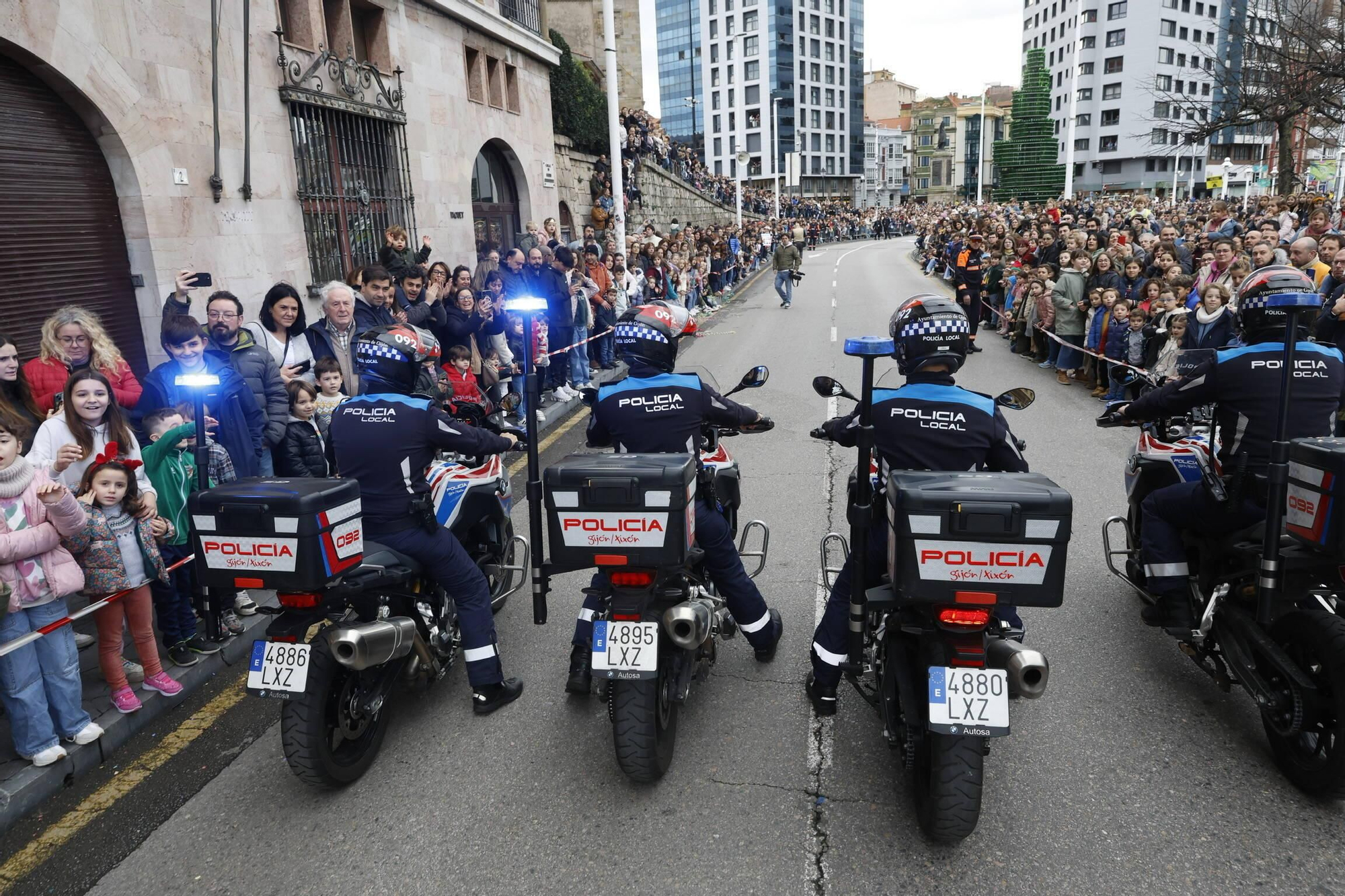 En imágenes: Los Reyes Magos desembarcan en Gijón