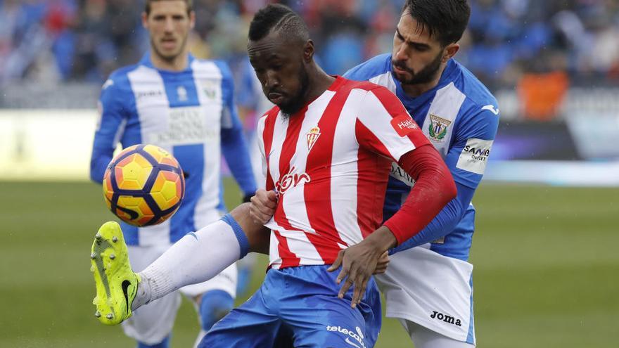 Traoré pugna con Insua durante el partido ante el Leganés