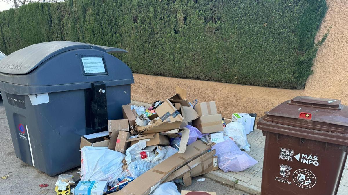 Basura junto a contenedores en Paterna.