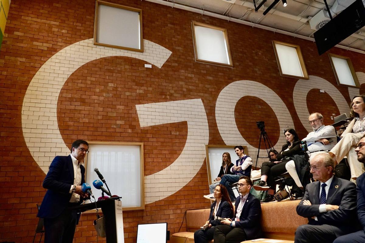 MLG 23-04-2026.-El ministro para la Transformación Digital y de la Función Pública, Óscar López; el alcalde, Francisco de la Torre; y el director de Relaciones Institucionales y Políticas Públicas de Google España, Miguel Escassi, asisten a 'Creciendo en la era Digital', al que también acude el subdelegado del Gobierno, Javier Salas