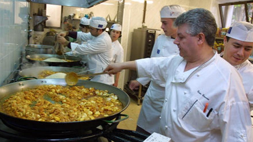 Los cocineros de Dénia entonan el «mea culpa» por el declive del «arròs a banda»