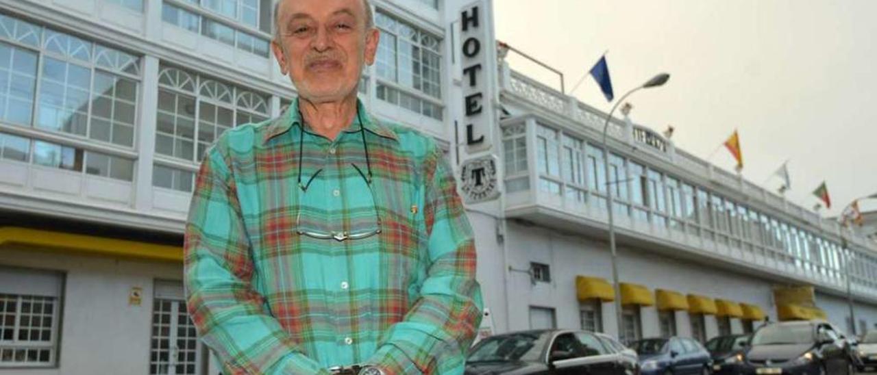 Jaime Martínez posa junto a la fachada del Hotel La Terraza, que regentó durante 50 años. // Gustavo Santos