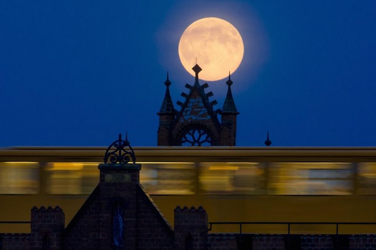 La superluna detrás del puente de Oberbaum en Berlín (Alemania) el 10 de agosto de 2014.