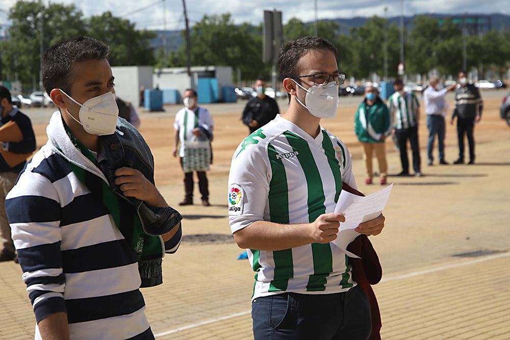 Aficionados asistentes al encuentro Córdoba CF-Balompédica Linense