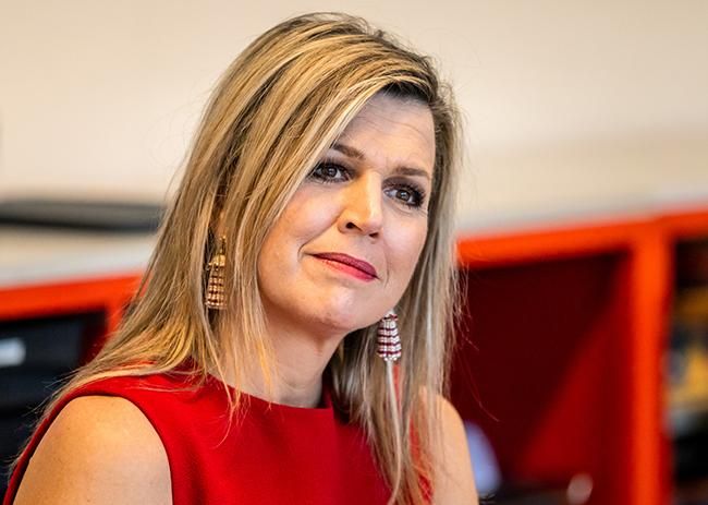 Primer plano Maxima de Holanda vestido rojo