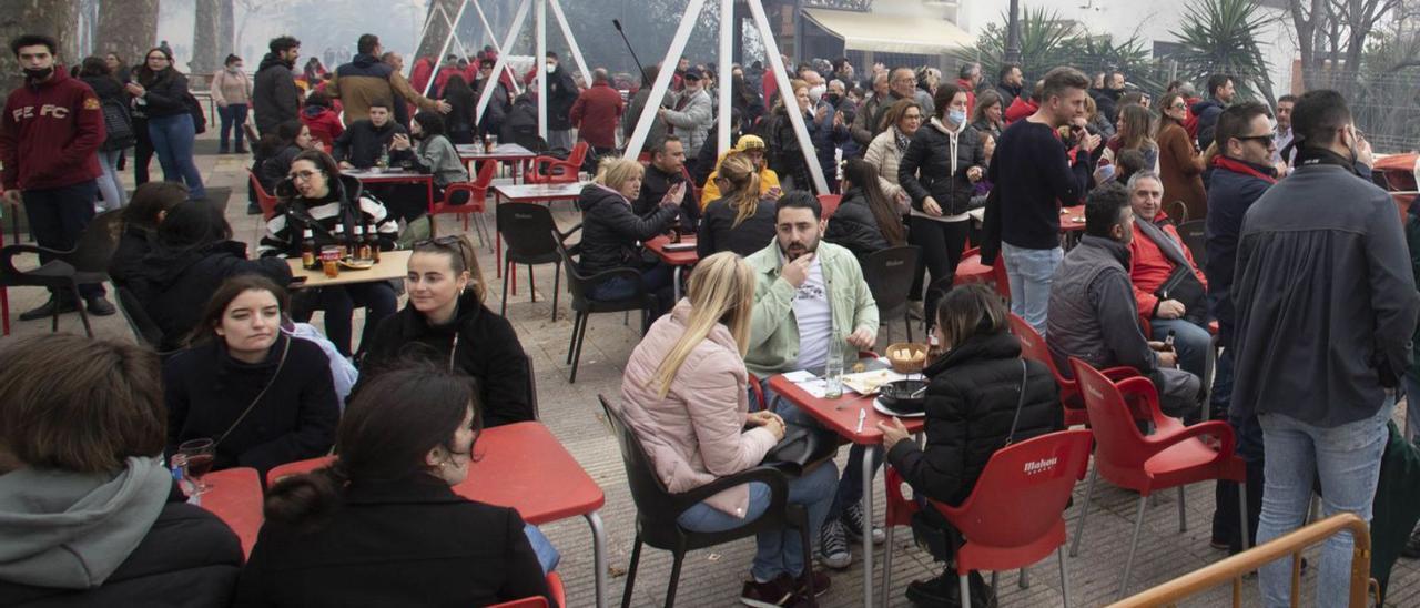 Clientes en una terraza de la Albereda, antes de la «mascletà» de Fallas, esta semana. | PERALES IBORRA