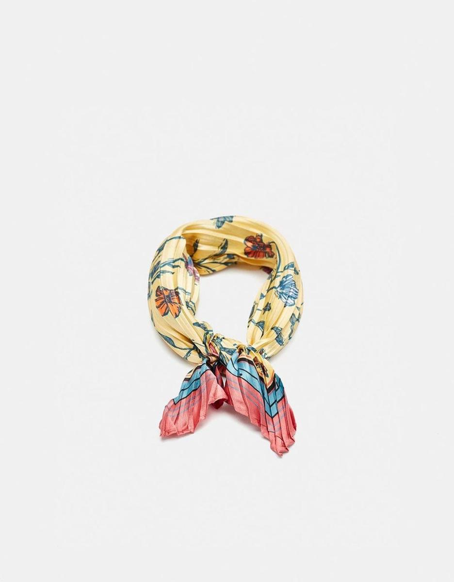 Pañuelo estampado de Bershka (Precio: 6,99 euros)