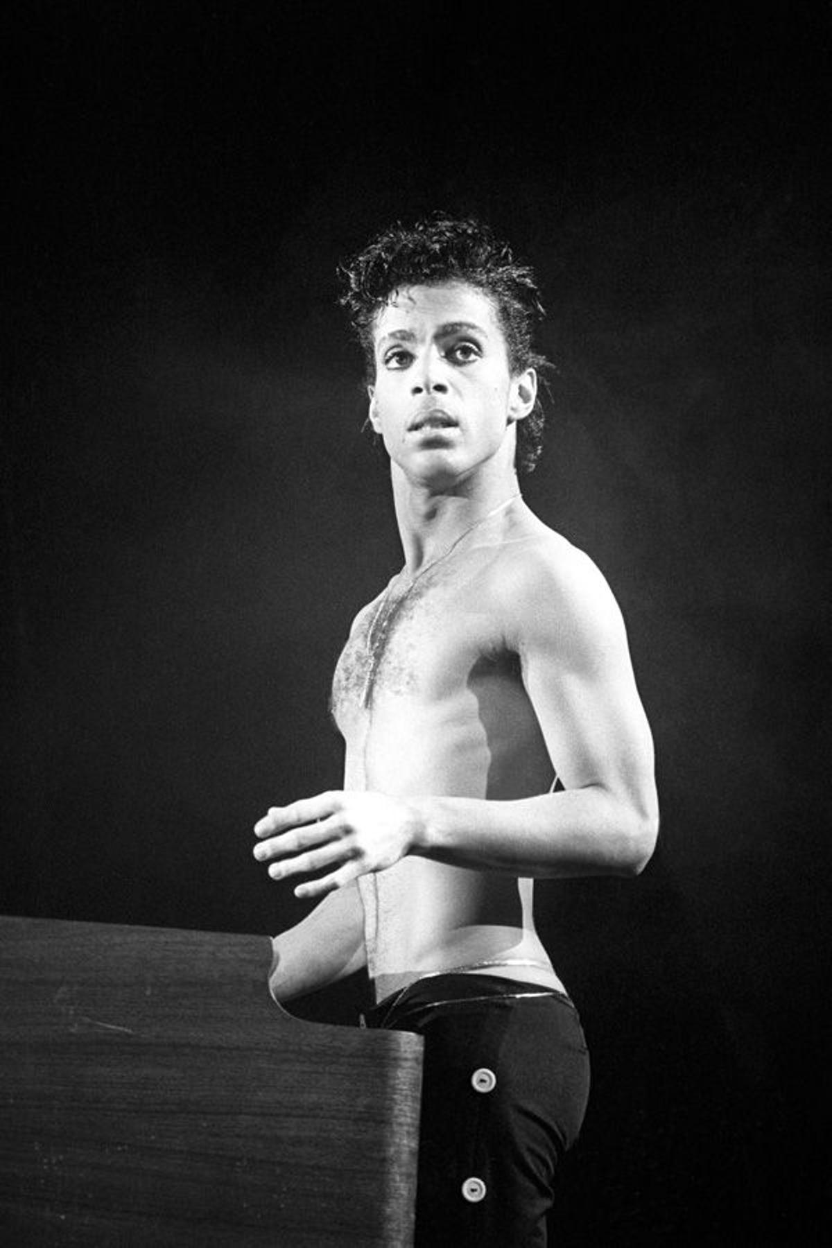 Prince en uno de sus conciertos en 1986.