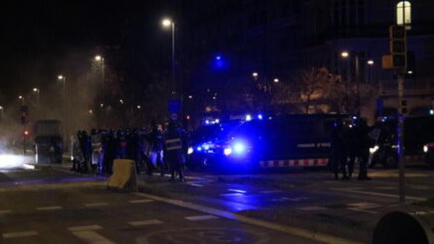Agents dels antiavalots dels Mossos d&#039;Esquadra amb les furgonetes al darrere durant la tercera nit d&#039;aldarulls a Barcelona per l&#039;empresonament de Pablo Hasel el 18 de febrer del 2021