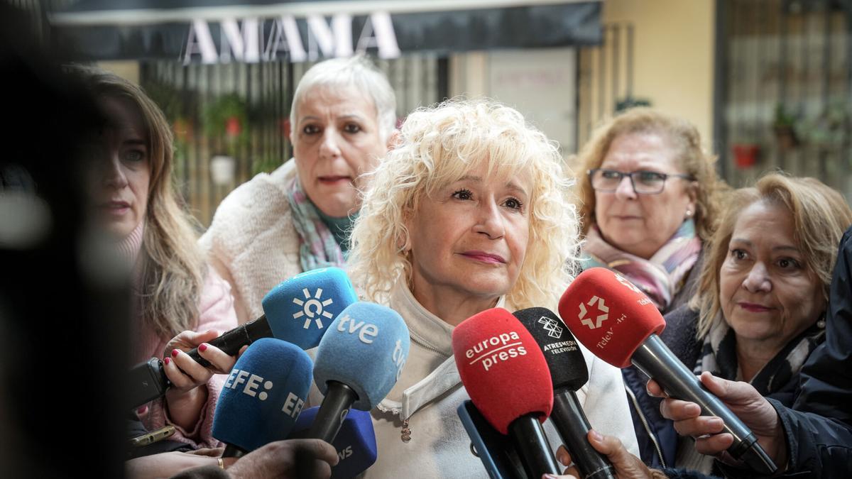 La presidenta de Amama Sevilla, Ángela Claverol, atiende a los medios.