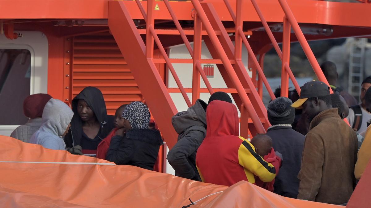 Una embarcación de Salvamento Marítimo rescata a un grupo de migrantes cerca de El Hierro.