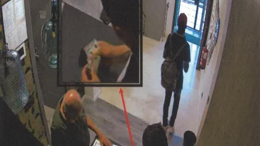 Brayan F. R., uno de los detenidos, paga la reserva de hotel del autor del crimen de 'El Conejero', de espaldas