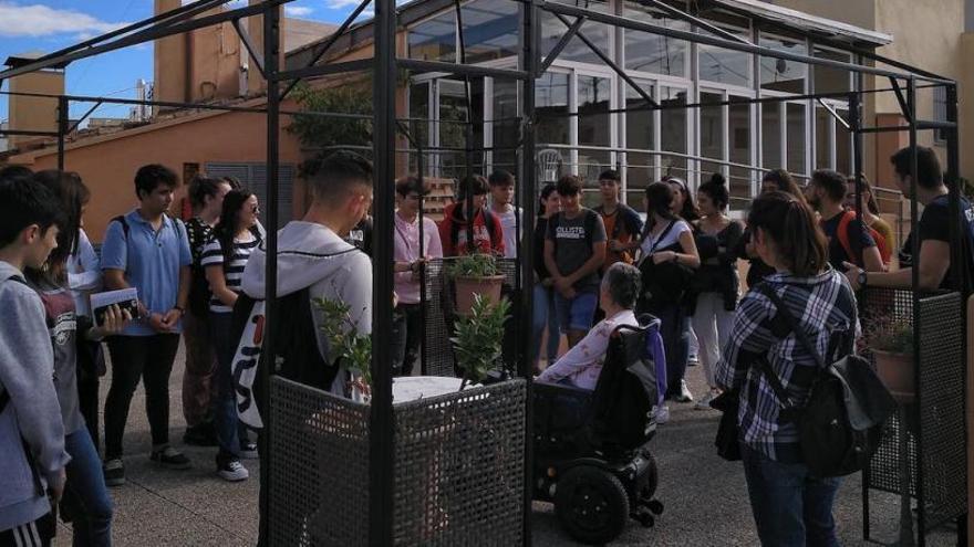 Jóvenes visitan una residencia.