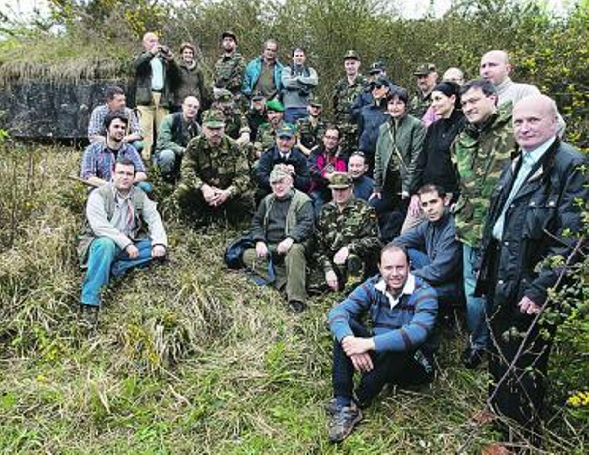 Arriba, participantes en la visita. Sobre estas líneas, uno de los miembros de Arama muestra una de las marcas dejadas por los republicanos.