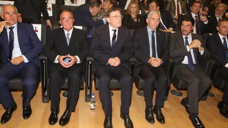 De izquierda a derecha, Jaime Matas, Juan Riera, Ximo Puig, Christian Archambeau, Luis Barcala y César Sánchez, presenciando la gala en primera fila.