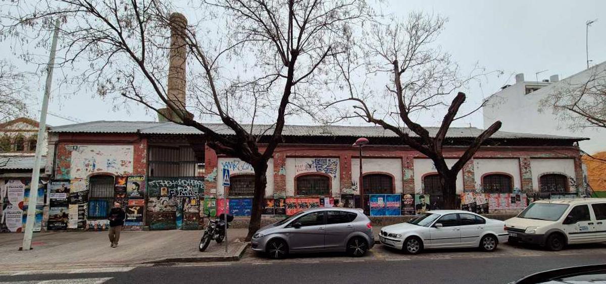 Fachada de la antigua fábrica de vídrio La Trinidad