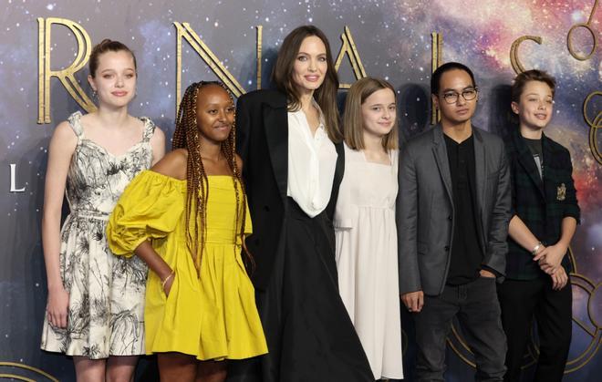 Angelina Jolie con cinco de sus hijos en el estreno de 'Eternals' en Londres