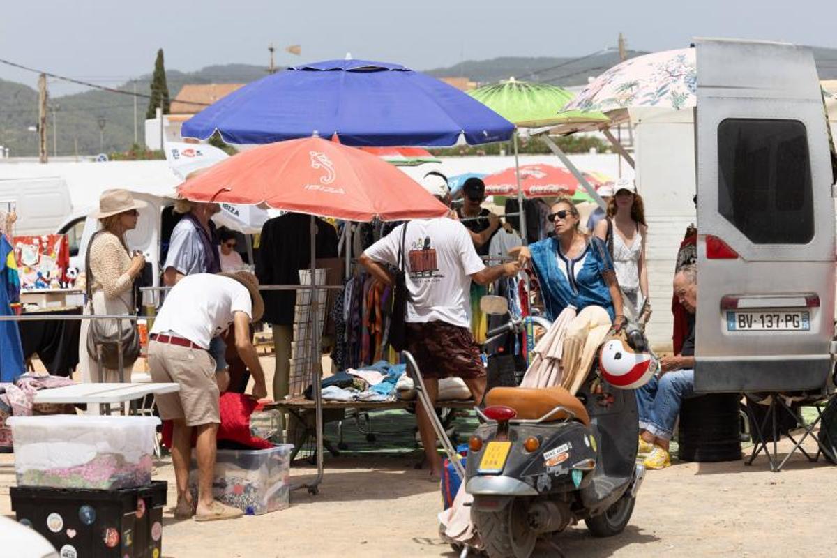 El mercadillo de Sant Jordi resiste al calor del verano