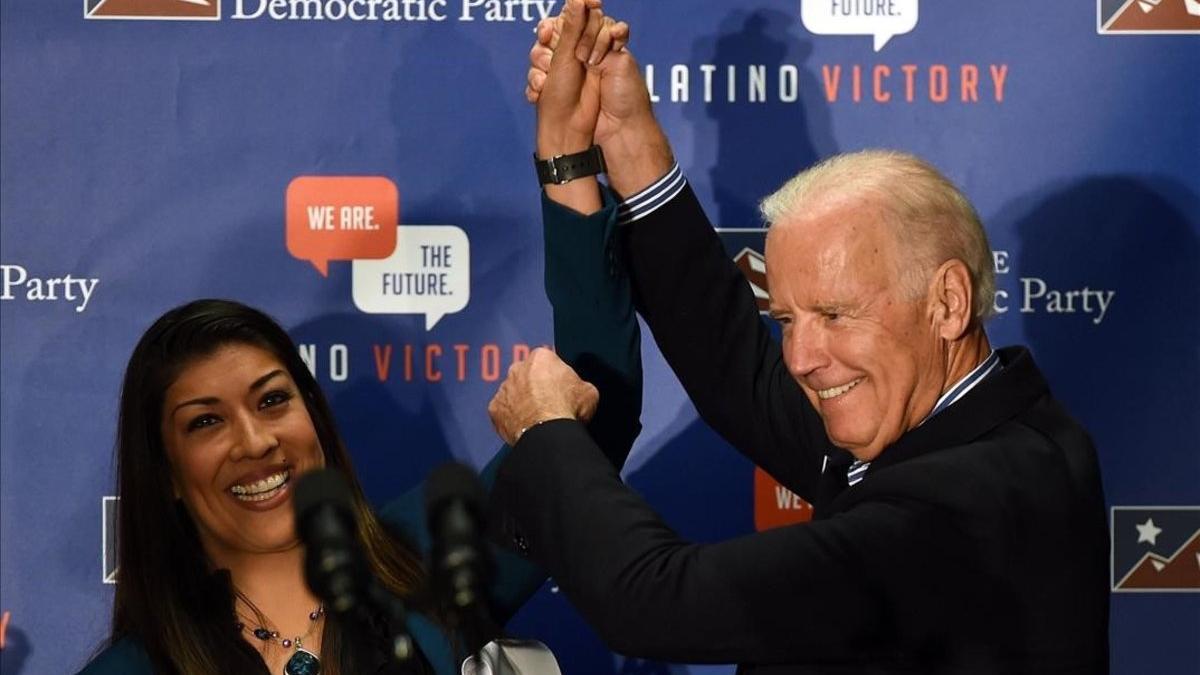 La excandidata demócrata a vicegobernadora de Nevada Lucy Flores presenta al exvicepresidente de los EEUU, Joe Biden, en un mitin en Las Vegas, en el 2014.